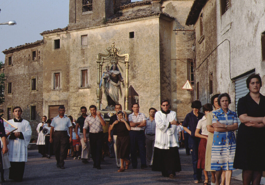 processione negli anni '70 - sullo sfondo il Granaio e la chiesa di San Sebastiano